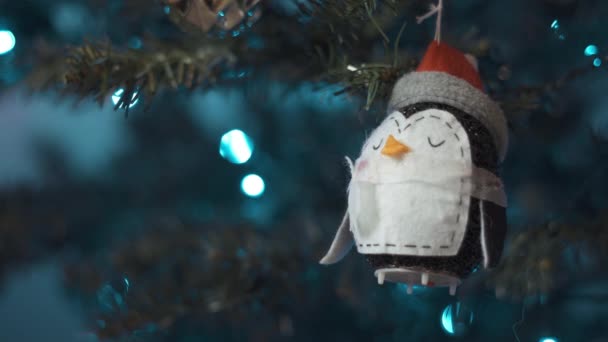 Penguin Bauble Christmas Tree — Αρχείο Βίντεο
