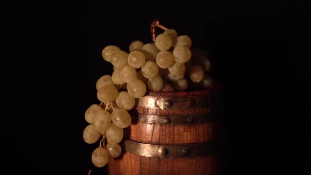 Трохи Ближче Назад Обертається Винна Бочка Виноградом — стокове відео