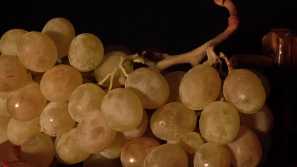 Більш Ближчий Вигляд Зворотний Обертається Винна Бочка Виноградом — стокове відео