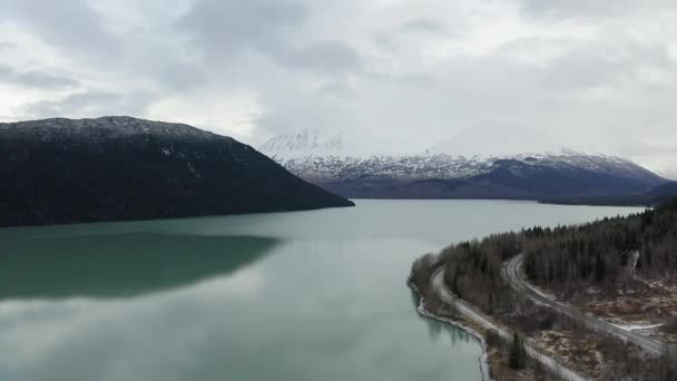 Drone Flies Lake Alaskan Road — Vídeo de Stock