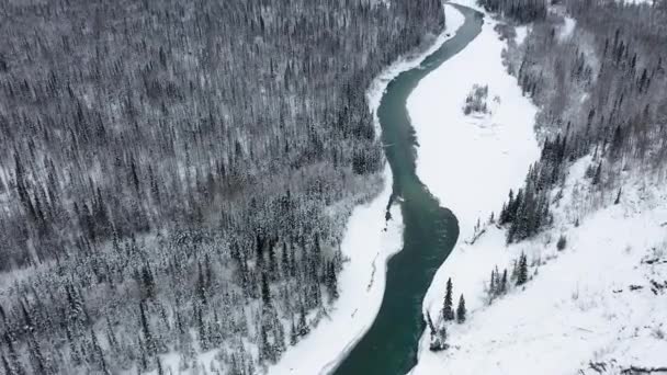 Drone Flies Frozen Alaska River — Vídeo de Stock