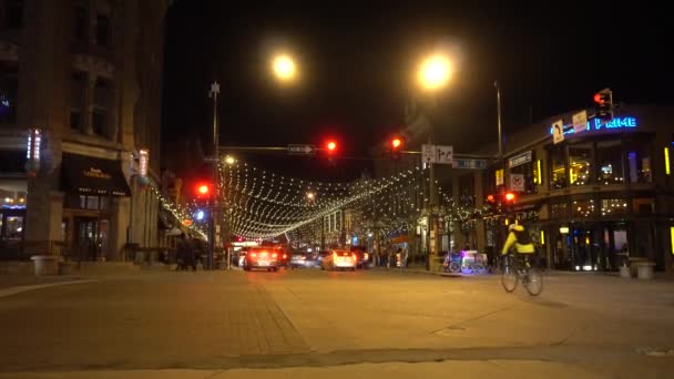 Peaceful Downtown Denver Intersection Night Cars Driving Pedestrians Walking Street — Wideo stockowe