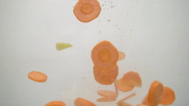 Ρίχνει Ακατέργαστα Λαχανικά Στο Νερό — Αρχείο Βίντεο