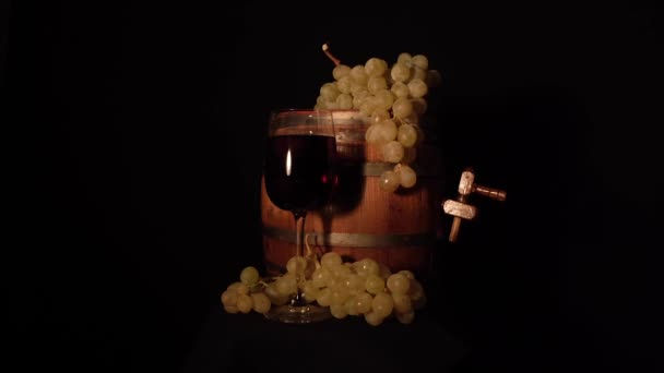 Περιστρεφόμενη Προς Πίσω Κάννη Κρασιού Σταφύλι Και Ποτήρι Κρασί — Αρχείο Βίντεο