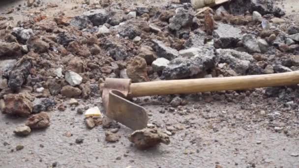 Rusty Old Digging Tool Shaped Pickaxe Forged Adze Isolated Rock — Vídeo de Stock