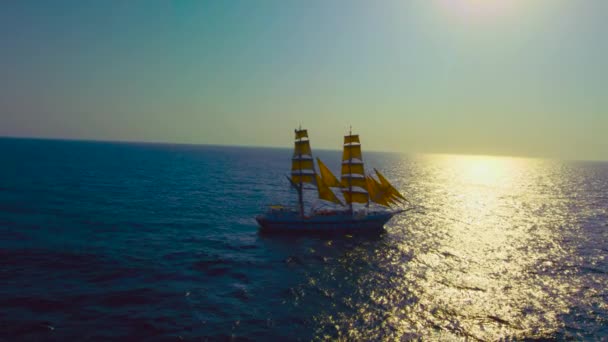 Mar Azul Con Vista Silueta Barco Barco — Vídeo de stock