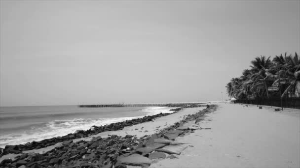 Promenade Praia Frente Panorama Tiro Preto Branco — Vídeo de Stock