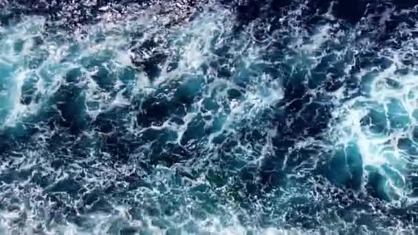 Les Navires Réveillent Avec Soleil Reflétant Surface Des Eaux — Video