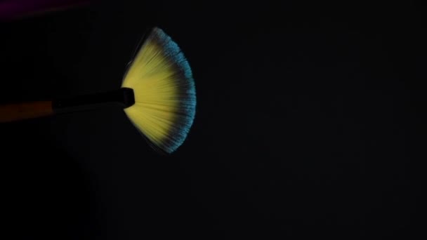 Повільний Рух Пензлика Макіяжу Синім Вибухом Порошку Лопне Чорному Тлі — стокове відео
