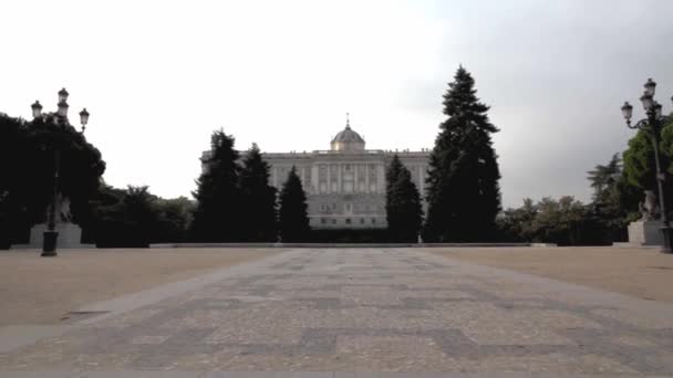 Travelling Forward Jardines Sabatini Approaching Palacio Real Madrid — стоковое видео