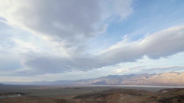 Slow Tilt Blue Sky Clouds Endless Barren Landscape Death Valley — Vídeos de Stock