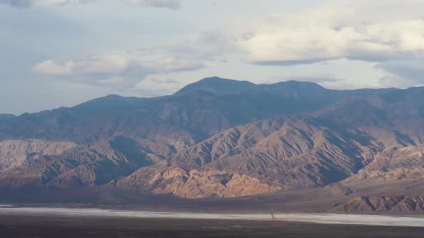 Slow Motion Shot Mountains Badwater Basin Death Valley National Park — Stockvideo