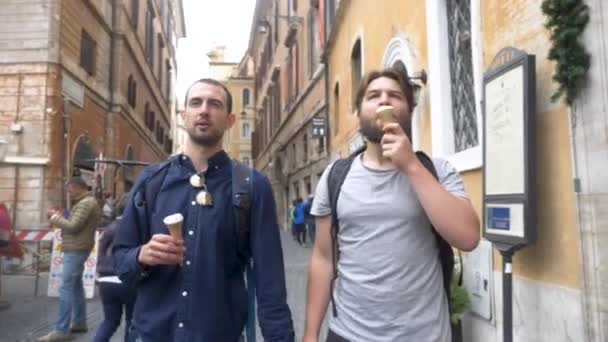 Backpacking Friends Eating Ice Cream While Exploring Italian City — Stock video