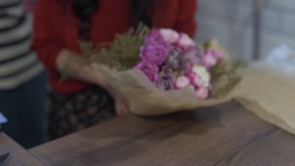 Woman Working Flower Shop She Wrapping Flowers Decorative Paper — Stock Video