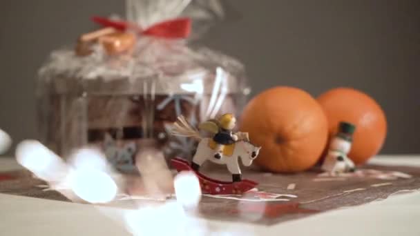 Повільний Рух Маленький Балковий Кінь Різдвяним Настроєм Двома Випадковими Блискавками — стокове відео