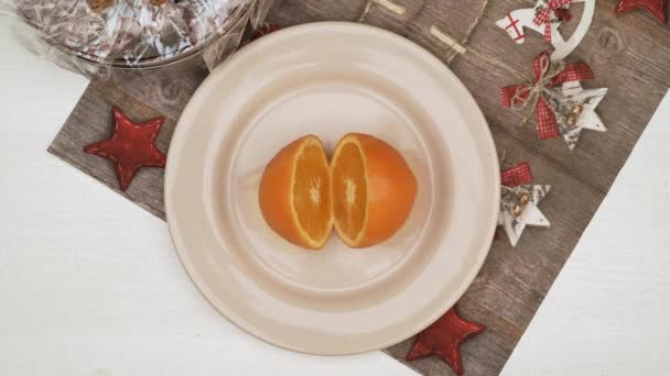 Krájené Pomeranče Talíři Vánoční Náladou — Stock video