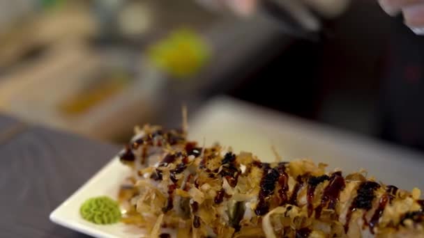 Förgrunden Ser Tallrik Med Sushi Bakgrunden Kocken Gör Några Förberedelser — Stockvideo