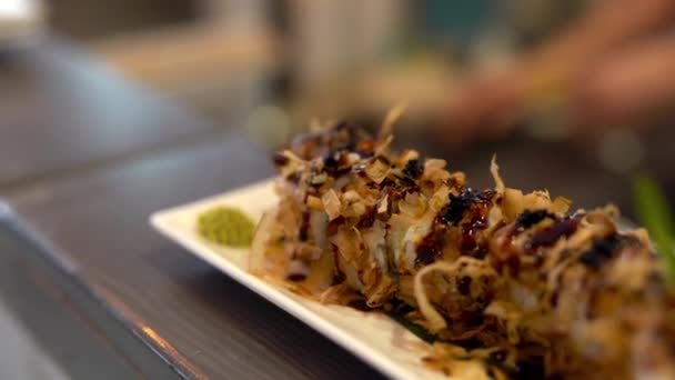 Vordergrund Sehen Wir Einen Teller Mit Sushi Hintergrund Bereitet Sich — Stockvideo
