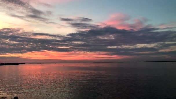 Poêle Main Beau Coucher Soleil Sur Mer Calme — Video