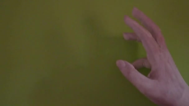 Νεαρό Θηλυκό Χέρι Ζωγραφισμένο Λευκό Χρώμα Κινείται Ομαλά Ένα Πράσινο — Αρχείο Βίντεο