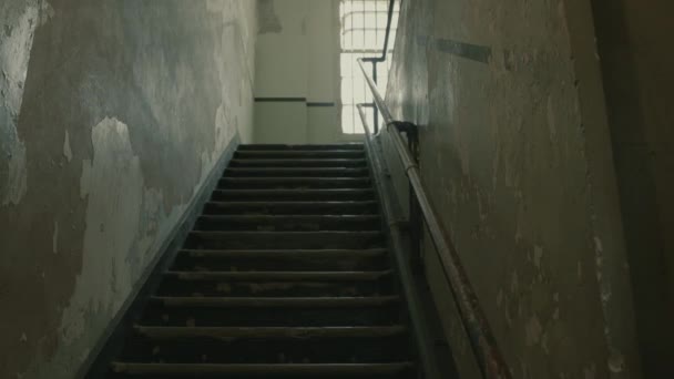 Wznoszący Się Żuraw Ujęcie Starych Schodów Wewnętrznych Więzieniu Alcatraz — Wideo stockowe