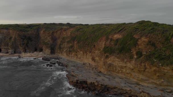 Aerial Shot Cliffs Bass Coast Cars Parked Top — Stock Video