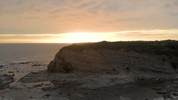 Forward Moving Aerial Shot Big Cliffs Sunrise Them Bass Coast — Stock Video