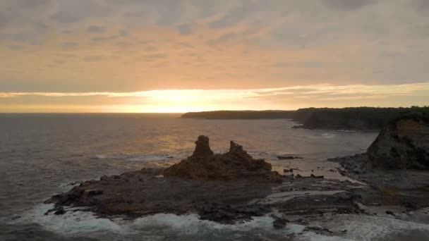 High Forward Moving Aerial Eagles Nest Rock Formation Bass Coast — Stock Video