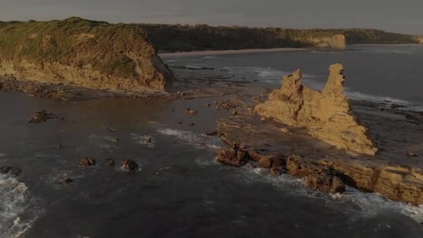 Aerial Shot Orbiting Eagles Nest Rock Formation Bass Coast Victoria — Stok video