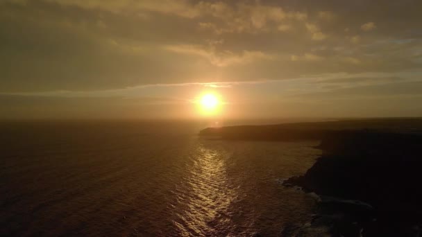 Flygfoto Den Orangefärgade Runda Solen Vid Horisonten Reflekterar Havet Med — Stockvideo