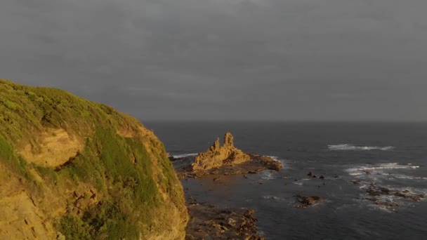 Forward Moving Aerial Golden Glow Sun Reflecting Cliffs Eagles Nest — Αρχείο Βίντεο