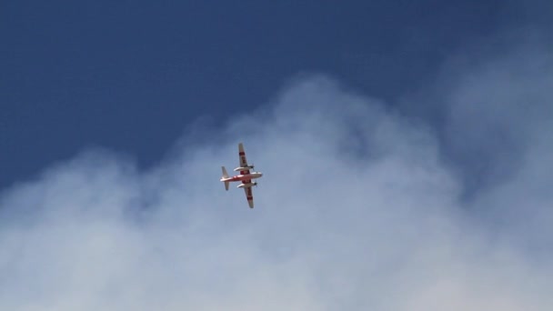 Small Airplane Flying Smoke Fighting California Wildfire — 图库视频影像