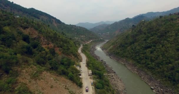 Μια Καλοκαιρινή Ματιά Ενός Ποταμού Στα Βουνά Beatuifuly Πηγαίνει Ένα — Αρχείο Βίντεο