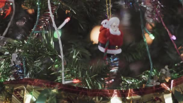 Ornamenten Een Kerstboom Met Kerstman Knipperend Decoratief Licht Voor Seizoensgebonden — Stockvideo