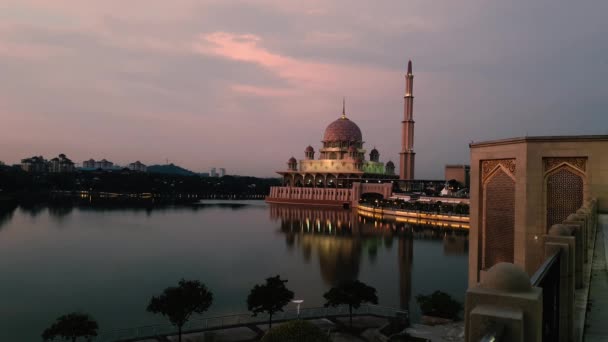 Fugl Flyr Kameraramme Med Putra Mosque Putrajaya Bakgrunnen Utsikt Putra – stockvideo