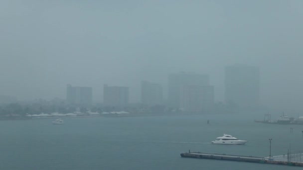 Δυνατή Βροχή Επισκιάζει Κτίρια Και Βάρκες Κατά Μήκος Της Ακτής — Αρχείο Βίντεο