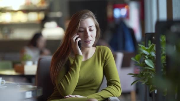 Bella Ragazza Seduta Caffè Chiuso Parlare Telefono Ragazza Sta Controllando — Video Stock