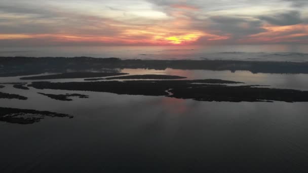 夕暮れに川を撃った空中撮影 それは川の最後の部分です 海への口 — ストック動画