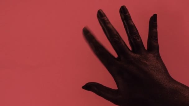 Молодая Женская Рука Окрашенная Черный Цвет Плавно Движется Розовом Фоне — стоковое видео