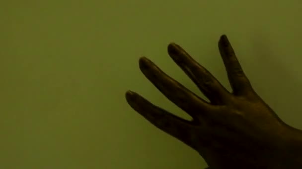 Молодая Женская Рука Окрашенная Черный Цвет Плавно Движется Зеленом Фоне — стоковое видео