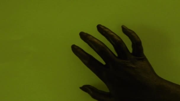 Молодая Женская Рука Окрашенная Черный Цвет Плавно Движется Зеленом Фоне — стоковое видео