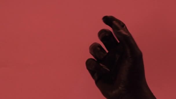 Молодая Женская Рука Окрашенная Черный Цвет Плавно Движется Розовом Фоне — стоковое видео