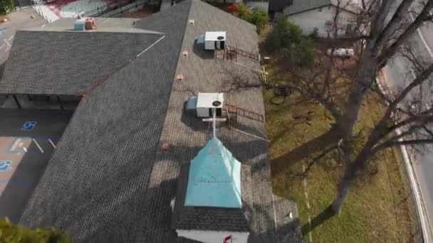 Tiro Aéreo Voando Sobre Pequena Igreja Cidade Campanário Edifício — Vídeo de Stock