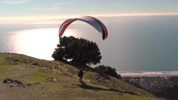 Man Paragliding Mount Tamalpais Stinson Beach California — Vídeo de Stock