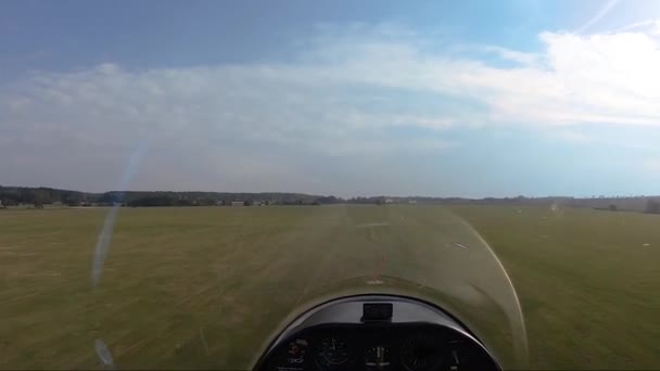 Přistání Kluzáku Travnatém Letišti Pilotního Hlediska Kokpitu — Stock video