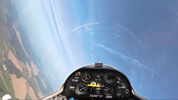 Pilot Synvinkel Ett Segelflygplan Cockpit Luta Vänster Och Sedan Flyger — Stockvideo