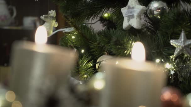 Empat Lilin Yang Menyala Pada Karangan Bunga Advent Pada Malam — Stok Video