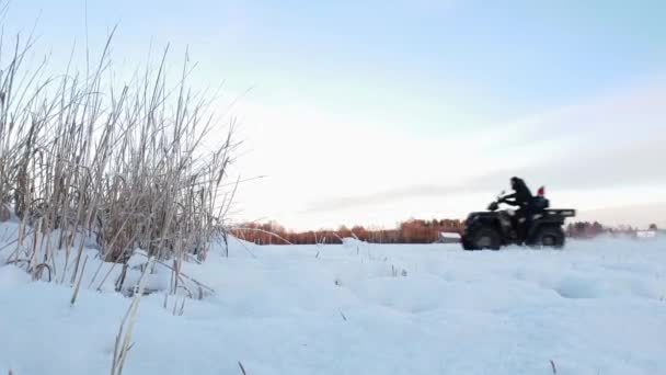 Twee Mensen Atv Quad Fiets Winter Arctisch Lapland Filmische Schuifregelaar — Stockvideo