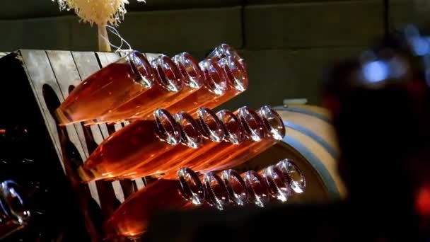 ジョージアを背景に樽付きの古いワインセラーの中に赤オレンジワインの完全な木のワインラックを傾斜 — ストック動画
