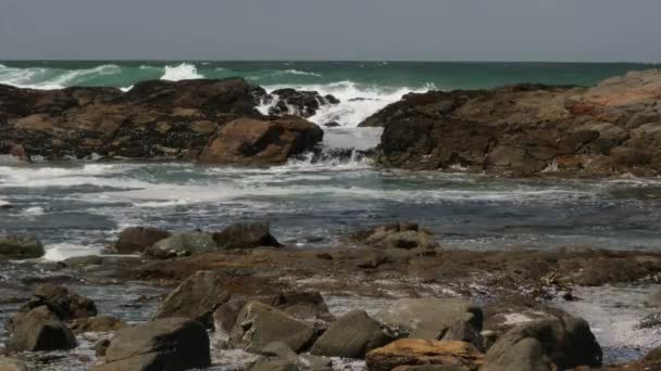 Les Vagues Océan Coulent Sur Les Rochers Dans Une Piscine — Video